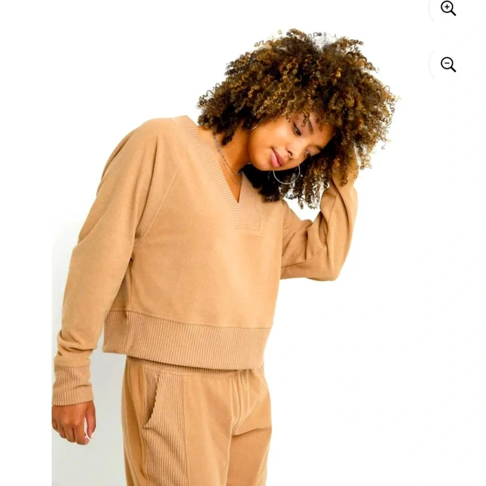 Champion Ribbed V-Neck Cropped Pull Over Tan - Picture 2 of 5